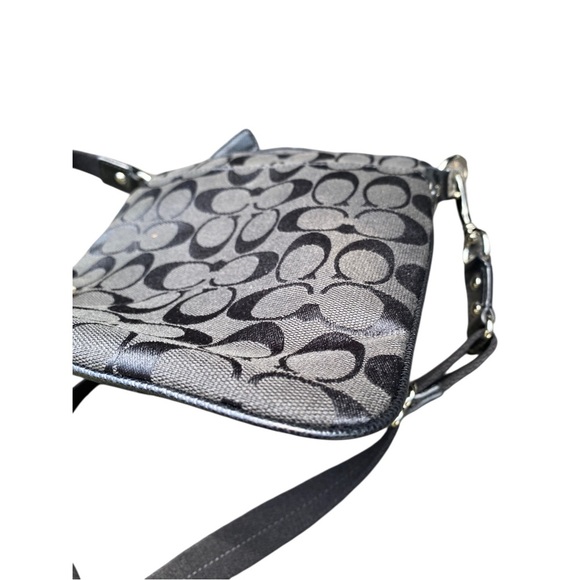 Coach Black Crossbody Bag with Structured Design - Picture 5 of 7
